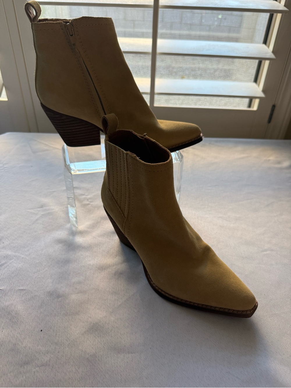Zodiac Carmel Tan Suede Pointed Toe Ankle Booties NWOT Size 7.5